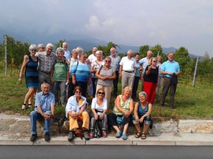 Die Reisegruppe des Freundeskreises Städtepartnerschaft in den Weinbergen von Barge, eine Nachbargemeinde von Torre Pellice in der Provinz Cuneo. Die Weinprobe war ein kulinarisches und musikalisches Erlebnis zugleich. Die Reisegruppe des Freundeskrei