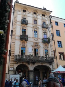 Ein Patrizierhaus in Saluzzo. Das Altbürgermeister-Ehepaar Claudio und Carlotta Bertalot führen durch Altstadt und Handwerkermarkt